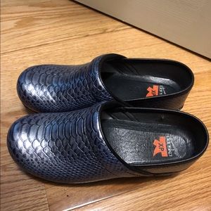 Dansko Pro XP Blue Snakeskin Clogs EU size 37